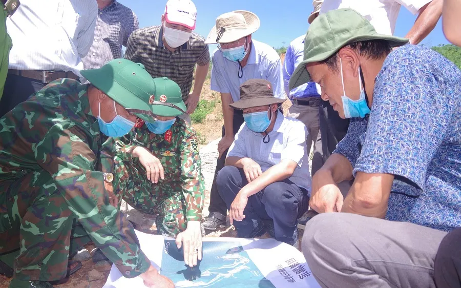 Trung tá Phan Thắng, Phó Chỉ huy trưởng, Tham mưu trưởng Bộ CHQS tỉnh Thừa Thiên – Huế báo cáo với lãnh đạo tỉnh này về địa hình khu vực sẽ tìm kiếm các nạn nhân lần thứ 5.