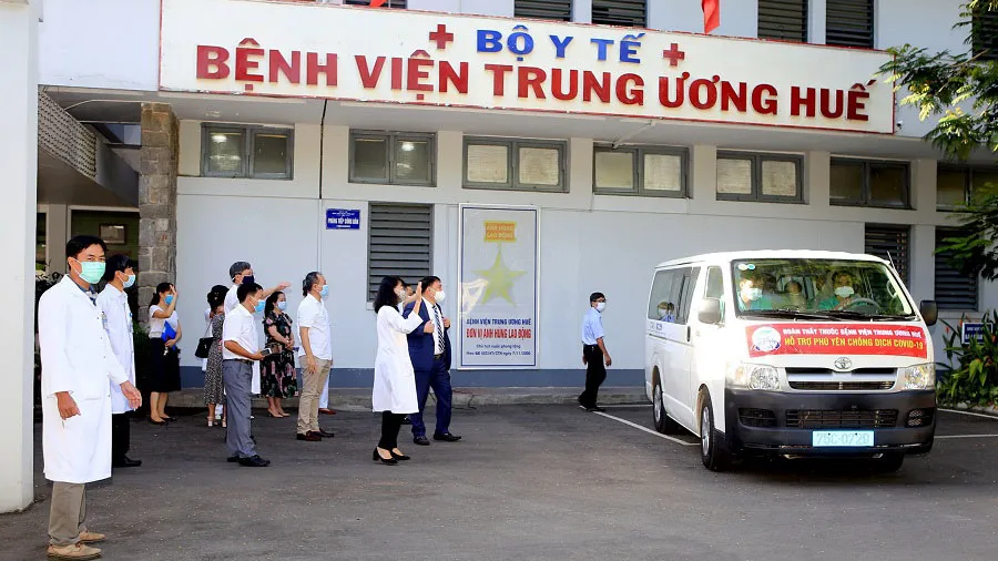 Đoàn thầy thuốc Bệnh viện Trung ương Huế tức tốc lên đường vào Phú Yên chống dịch Covid-19. ​