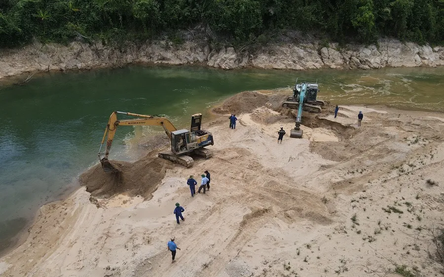 Nỗ lực tìm kiếm các nạn nhân tại bãi bồi khu vực Ngã 3 Tam Dần. Ảnh: QUANG ĐẠO