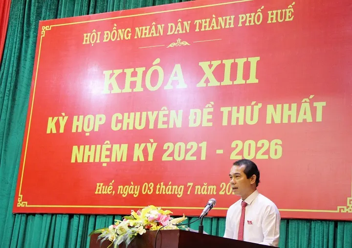 Ông Võ Lê Nhật phát biểu sau khi được bầu làm Chủ tịch UBND thành phố Huế. ​