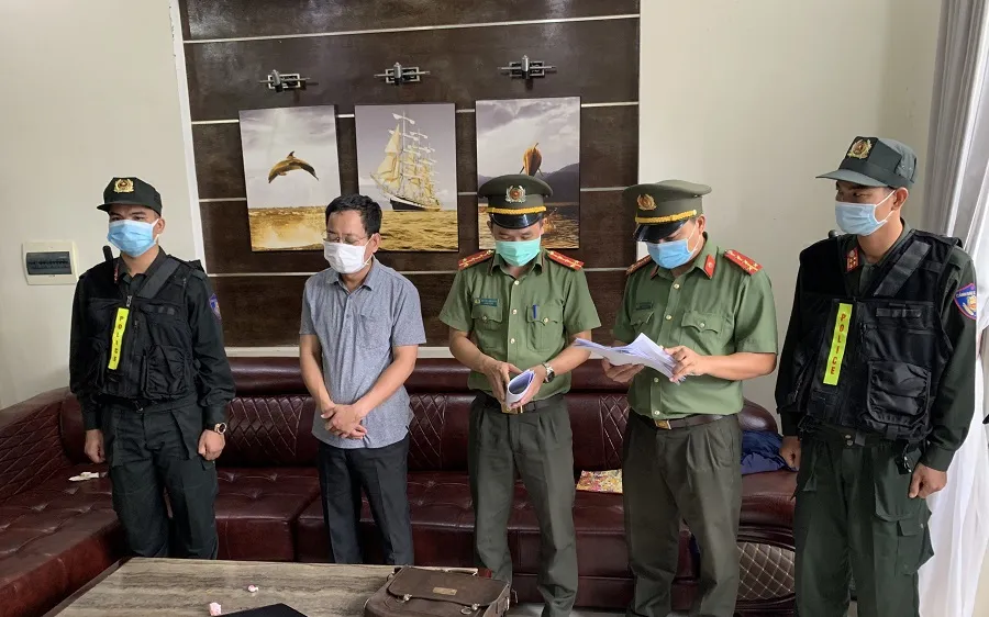 Cơ quan chức năng tỉnh Thừa Thiên - Huế đọc quyết định khởi tố vụ án, khởi tố bị can, bắt tạm giam Trần Xuân Long ​