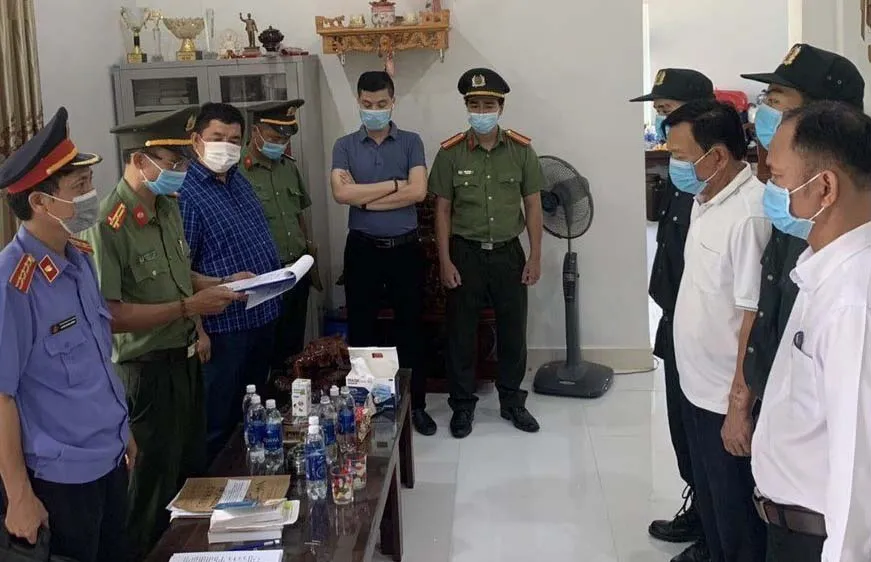 Công an đọc lệnh bắt tạm giam Đỗ Chí Thành (áo thun) ​