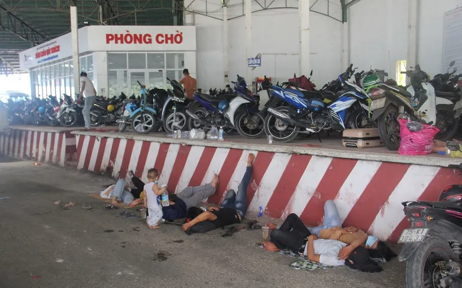 Người dân vật vờ chờ khai báo y tế tại chốt kiểm soát dịch bệnh Covid-19 ở Lăng Cô