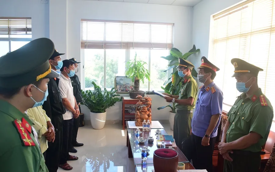 Công an khám xét nơi làm việc của Thành.