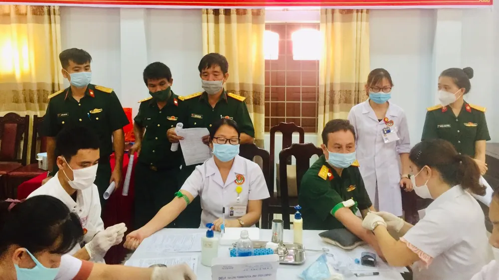 Các y, bác sĩ Bệnh viện Quân y 268 làm thủ tục trước khi hiến máu cứu người. ​
