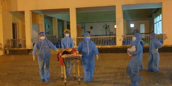 Trung tâm y tế huyện Phú Vang đưa mẹ con sản phụ H về đơn vị này chăm sóc và điều trị. ​