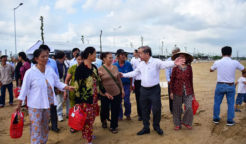 Ông Phan Ngọc Thọ khi còn là Chủ tịch UBND tỉnh Thừa Thiên - Huế trong năm 2020 đã dẫn người dân trả lại đất cho Di sản Huế đi xem khu tái định cư mới tại Khu quy hoạch Hương Sơ