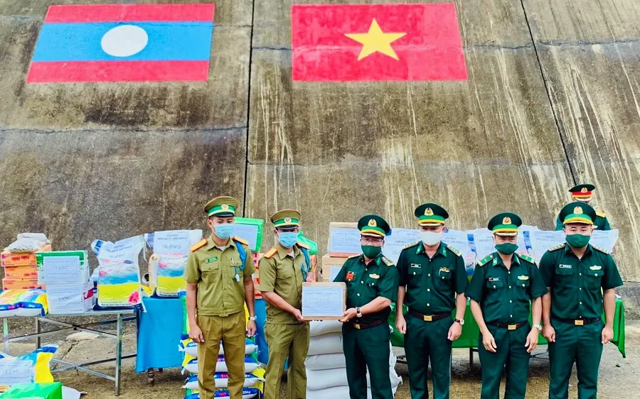 Các đơn vị vũ trang Việt Nam trao lương thực và vật tư y tế tặng lực lượng vũ trang Lào ​