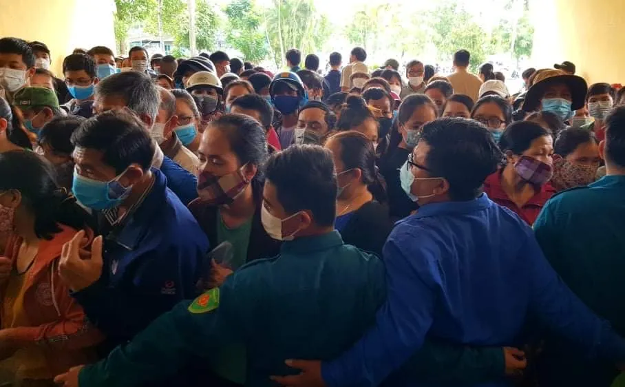 Công an và bảo vệ dân phòng không thể ngăn được dòng người đổ vào khu vực tiêm vaccine Covid-19 đặt tại Trung tâm Thể thao tỉnh Thừa Thiên – Huế vào chiều 26-10. ​
