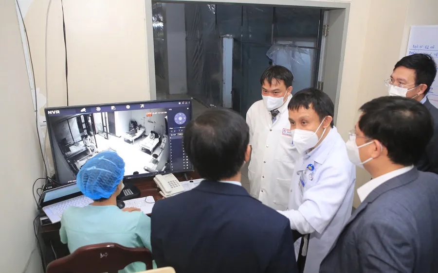 Bên trong Trung tâm nghiên cứu và điều trị Covid-19 Trung ương Huế qua màn hình truyền dẫn