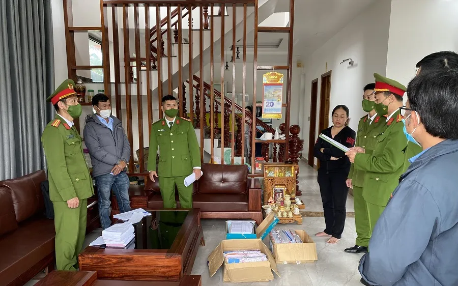 Công an thu giữ các tài liệu, chứng cứ để củng cố hồ sơ, xử lý Nguyễn Bền và Lê Tín theo quy định. ​