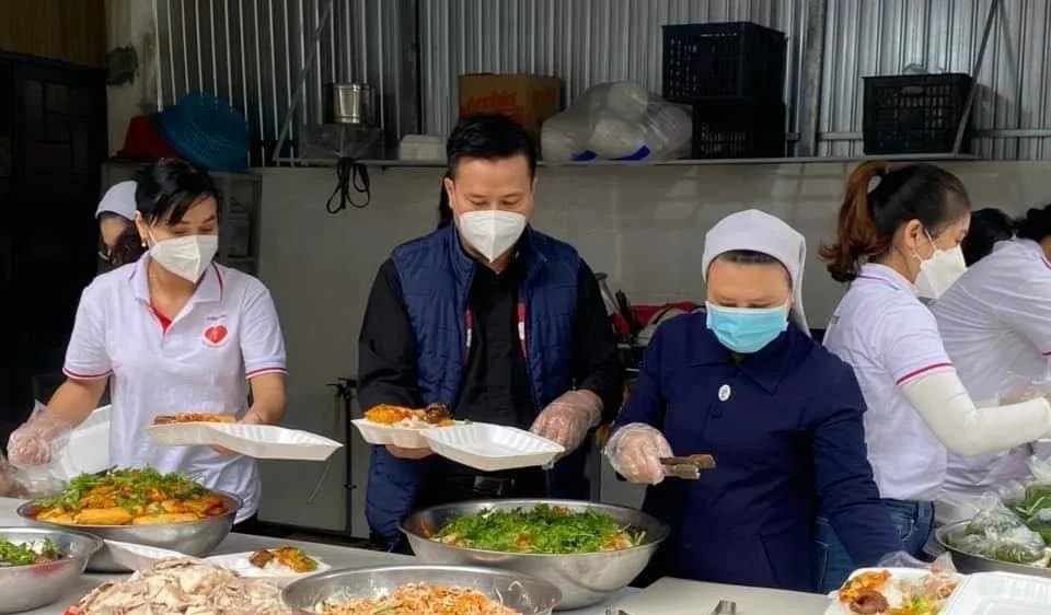 Chuẩn bị bánh mì làm quà Giáng sinh cho các F0 đang điều trị tại phòng khám Kim Long