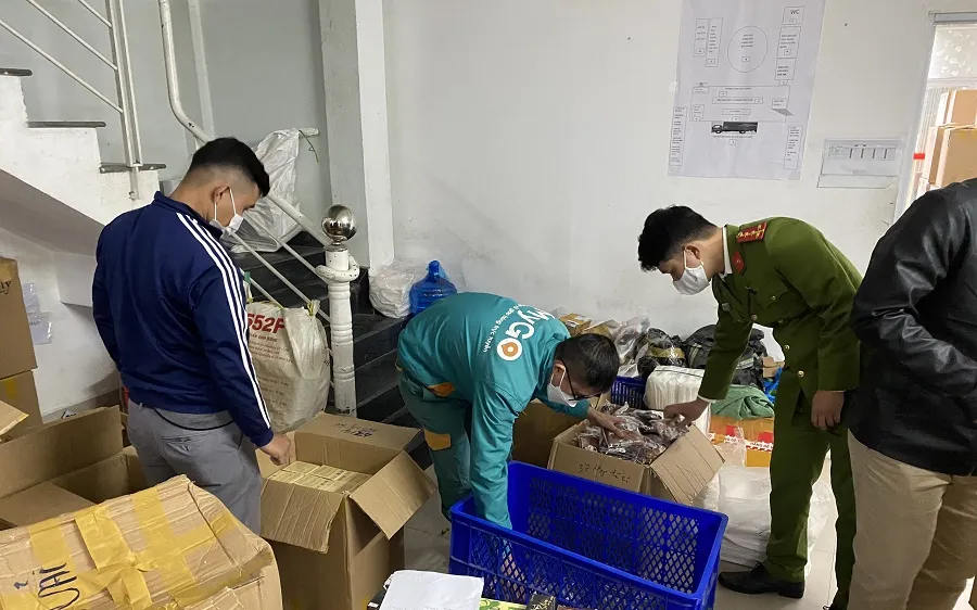 Công an phát hiện và tạm giữ nhiều sản phẩm ghi tăng, giảm cân không rõ nguồn gốc tại kho hàng của Công ty TNHH Thương mại dịch vụ Thảo Vũ và Công ty Kelly detox ​