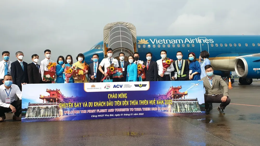 Lễ đón chuyến bay và du khách đầu tiên đến Thừa Thiên - Huế đầu năm mới 2022