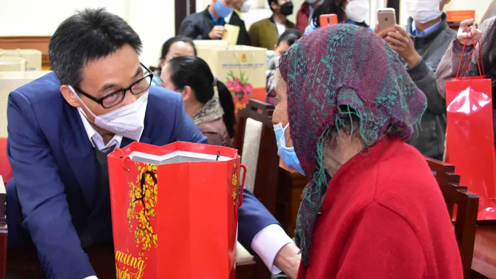 Phó Thủ tướng Vũ Đức Đam tặng quà Tết cho người bị ảnh hưởng bởi dịch Covid-19 tại Thừa Thiên - Huế. ​