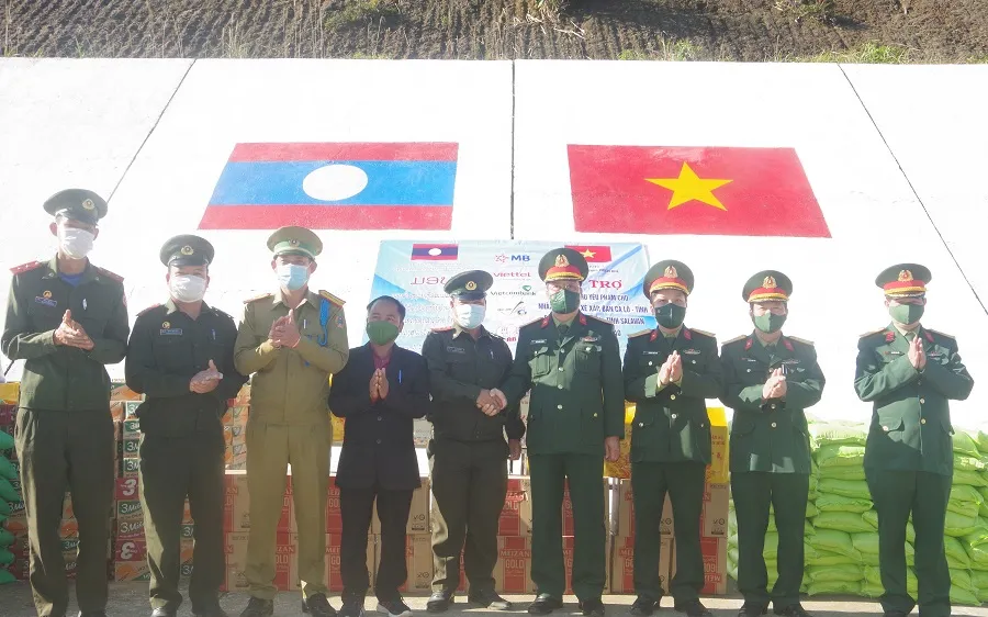 Đoàn công tác Bộ CHQS tỉnh Thừa Thiên Huế chụp ảnh lưu niệm với các đơn vị và đại diện cấp ủy, chính quyền nước bạn Lào.