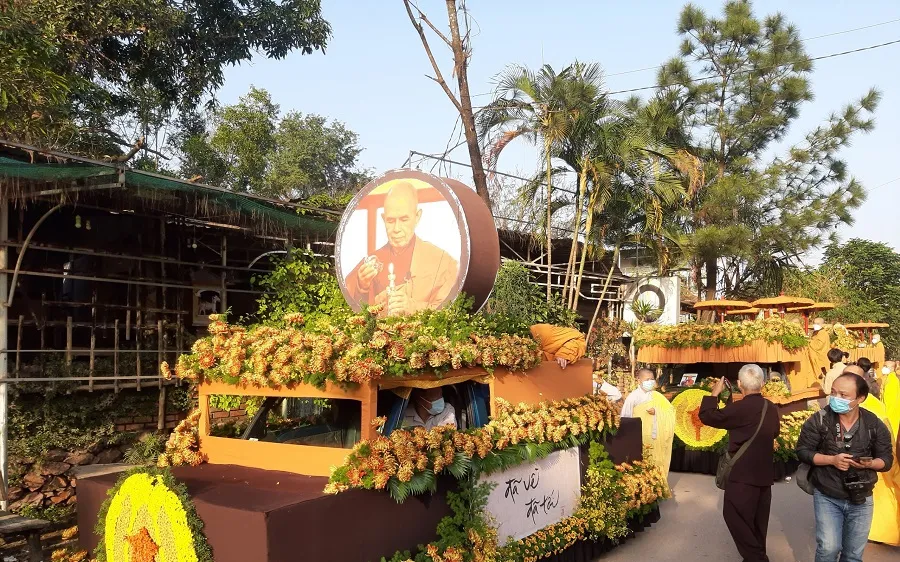 Phụng tống kim quan Thiền sư Thích Nhất Hạnh rời Tổ đình Từ Hiếu
