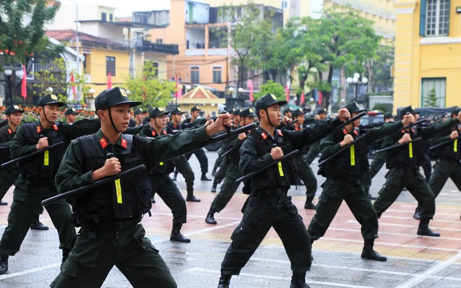 Biểu diễn võ thuật nghiệp vụ tại lễ ra mắt Tiểu đoàn Cảnh sát cơ động dự bị chiến đấu thuộc Công an tỉnh Thừa Thiên - Huế ​