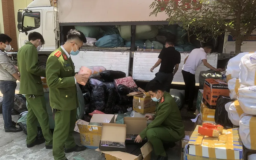 Lượng lớn hàng cấm được phado ô tô 89H-003.50 