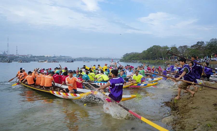 Các đội ghe xuất phát Giải đua ghe truyền thống lần thứ I năm 2022 trên sông Đông Ba 