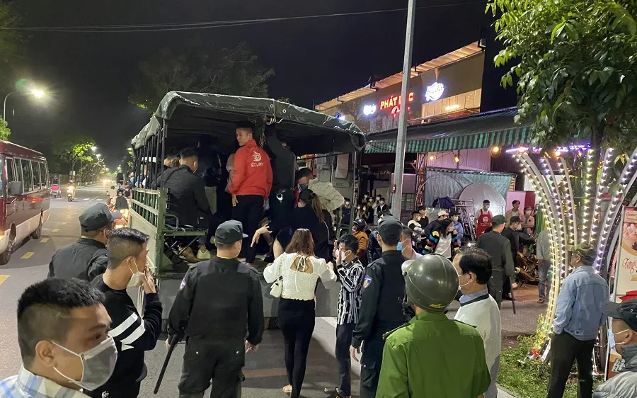 Công an đấu tranh với các đối tượng tàng trữ và sử dụng ma tuý tại Pub Beer Century ​