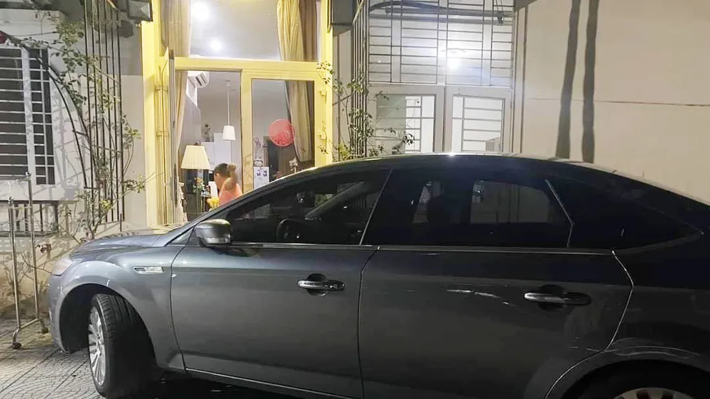 Ô tô được cho là do ông Hà Tiến Dũng, Phó Trưởng phòng Xây dựng chính quyền - Công tác thanh niên của Sở Nội vụ tỉnh Thừa Thiên - Huế điều khiến đậu trước nhà chị P.T ​