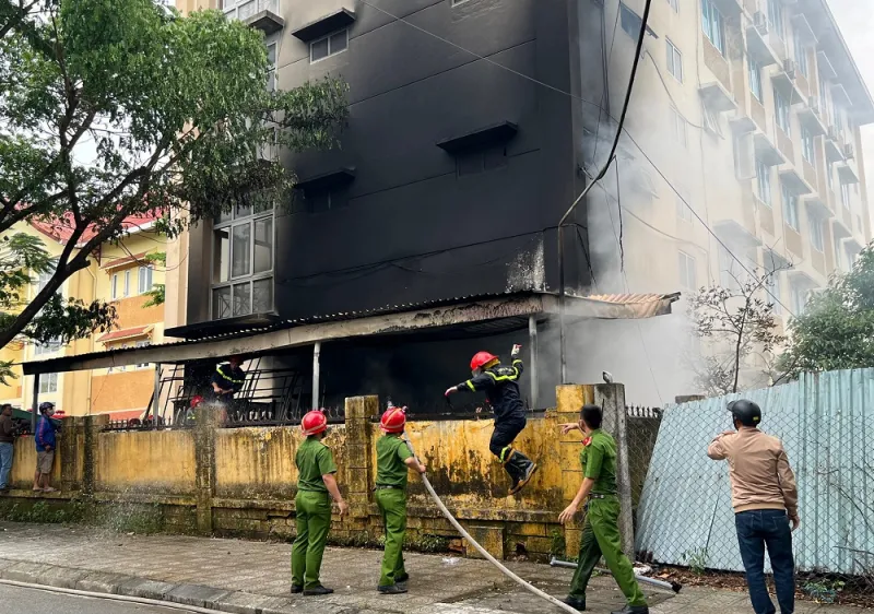 Công an khống chế và dập tắt vụ cháy ​