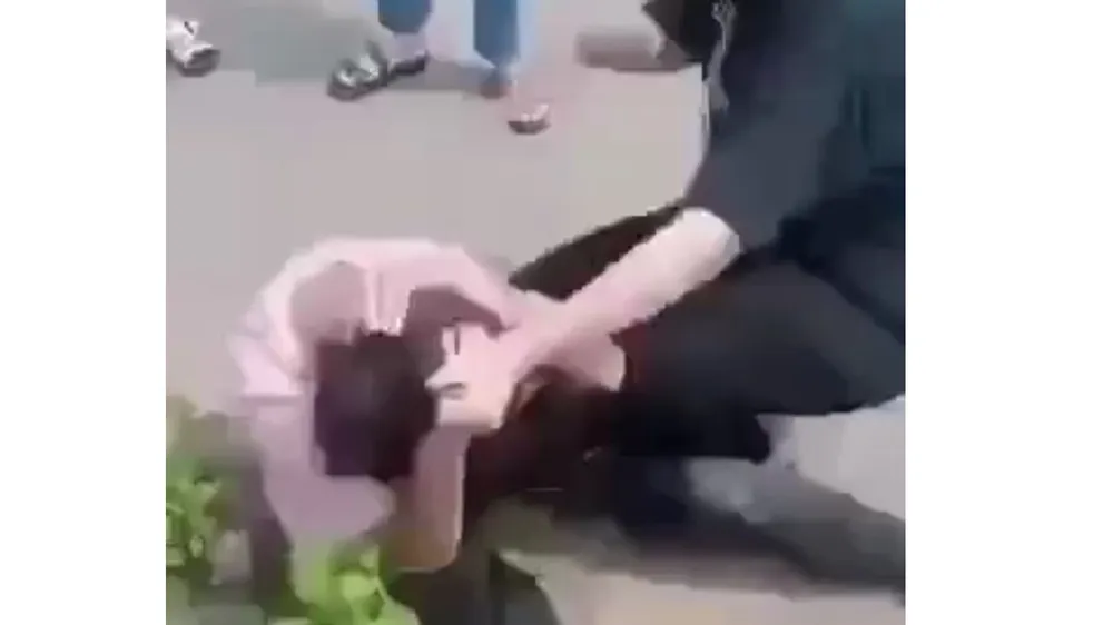 Clip quay cảnh nữ sinh T bị đánh dã man giữa đường. ​
