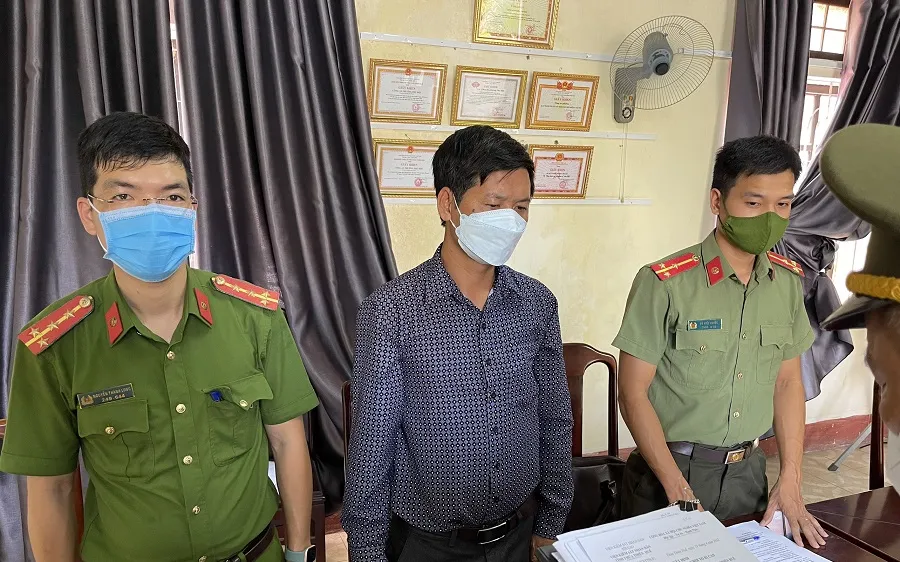 Công an đọc lệnh bắt tạm giam Nguyễn Khánh Toàn ​