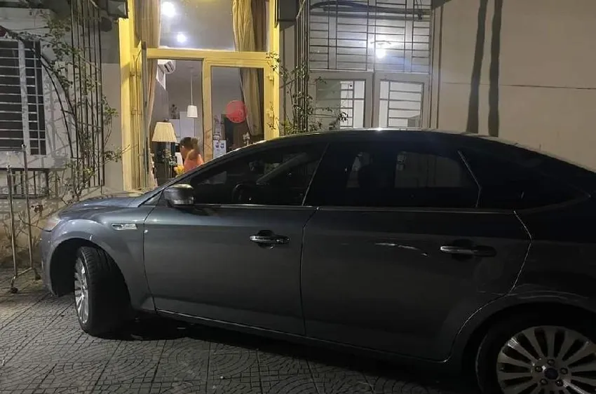 Chiếc xe do ông Dũng điều khiển đậu chặng lối ra vào của nhà chị T ​