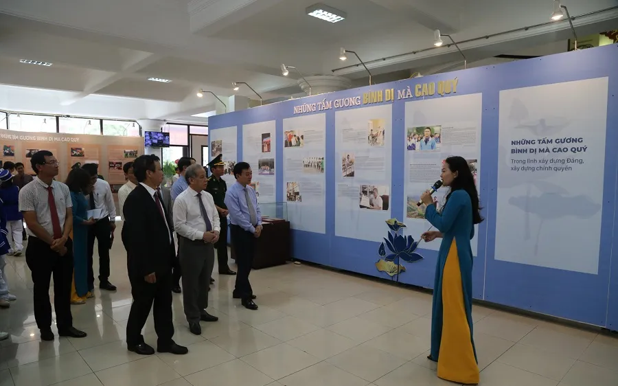 Giới thiệu các hình ảnh tại triển lãm “Những tấm gương bình dị mà cao quý” ​