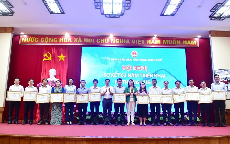 Tặng Bằng khen của Chủ tịch UBND tỉnh Thừa Thiên - Huế cho các tập thể, cá nhân tại Hội nghị sơ kết 3 năm triển khai hệ thống Hue-S 