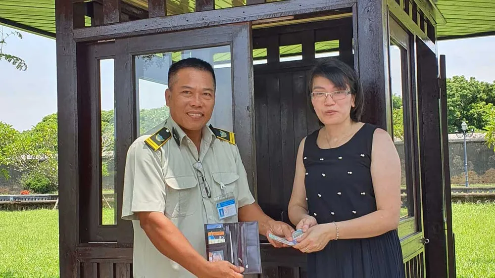 Trao trả chiếc ví bên trong có giấy tờ tùy thân và tiền mặt hơn 6 triệu đồng cho du khách đánh rơi trong lúc tham quan Đại nội Huế vào sáng 31-5