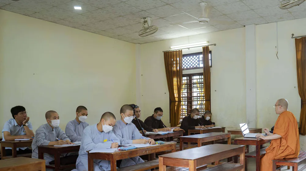 Sư Minh Giải giảng dạy Ngữ văn tại chùa Huyền Không. Ảnh: ĐÌNH HOÀNG.