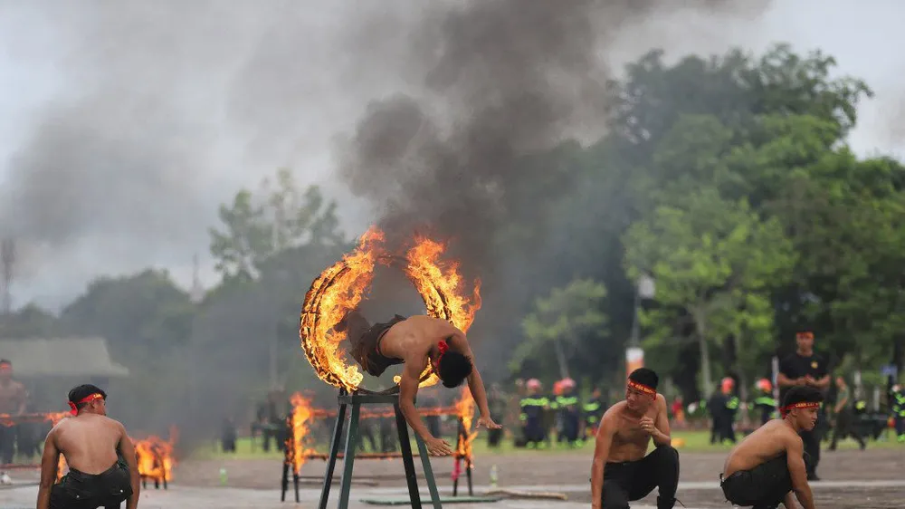 Phần biểu diễn vượt vòng lửa