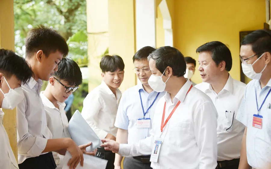 Bộ trưởng Bộ GD-ĐT Nguyễn Kim Sơn động viên sĩ tử tham gia kỳ thi tốt nghiệp THPT 2022 tại điểm thi Trường THPT Đặng Huy Trứ ​