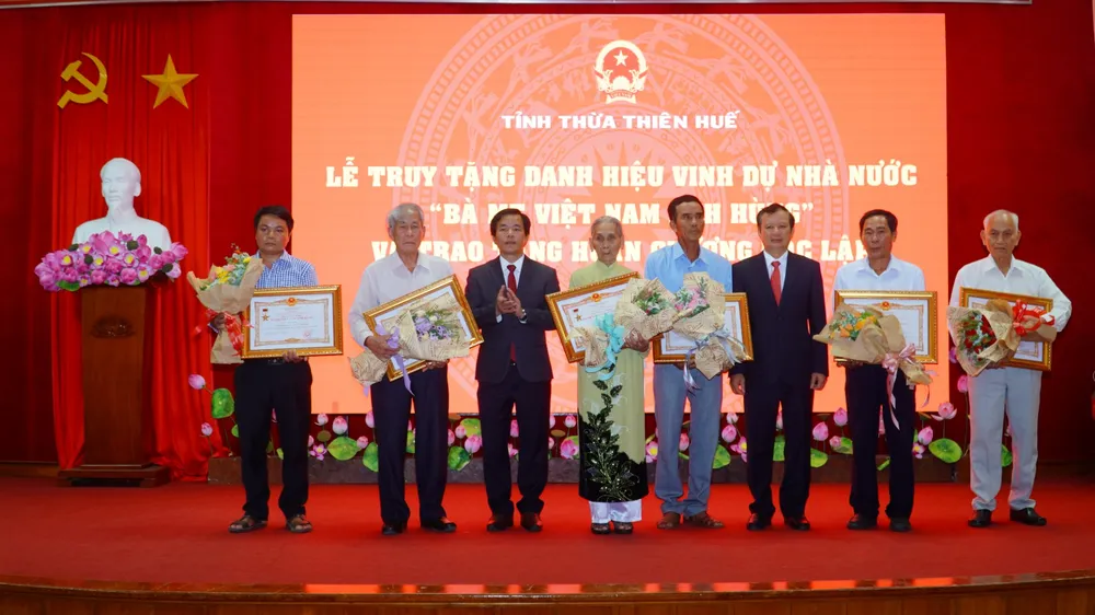 Trao danh hiệu Bà mẹ Việt Nam Anh hùng cho thân nhân 6 mẹ liệt sĩ tại Thừa Thiên - Huế đã qua đời ​