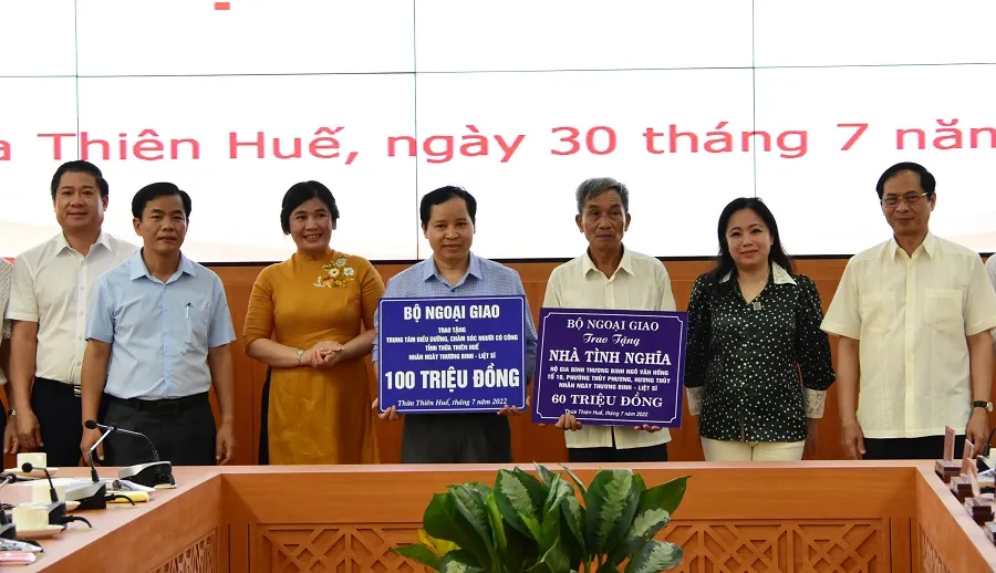 Bộ Ngoại giao trao 100 triệu đồng tặng Trung tâm Điều dưỡng chăm sóc người có công tỉnh Thừa Thiên – Huế và 60 triệu đồng xây nhà tình nghĩa cho hộ gia đình chính sách là thương binh Ngô Văn Hồng ​