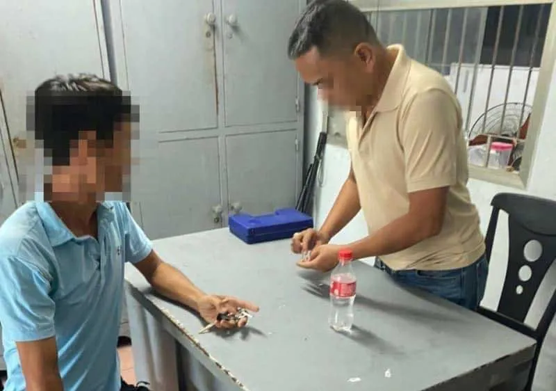 Người dân nhặt được vàng đến giao nộp cho cơ quan chức năng