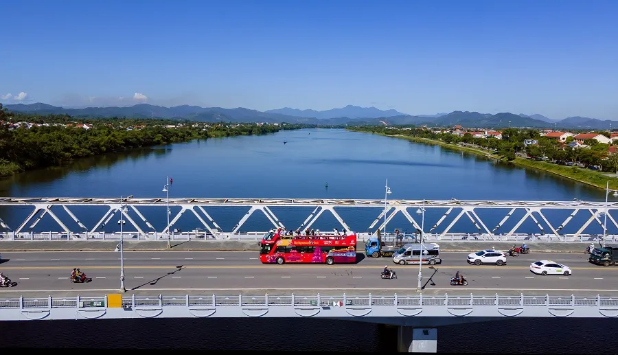Tham quan Cố đô Huế bằng xe bus 2 tầng ​