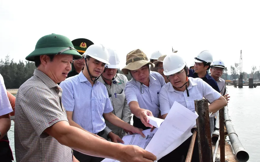 Ông Lê Trường Lưu, Bí thư Tỉnh ủy và ông Hoàng Hải Minh, Phó Chủ tịch UBND tỉnh Thừa Thiên - Huế kiểm tra và đốc thúc các công trình trọng điểm ven biển vào sáng 6-9 