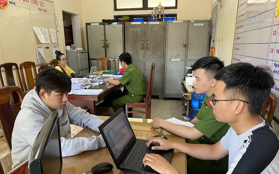 Công an đấu tranh lấy lời khai từ các đối tượng lừa đảo ​