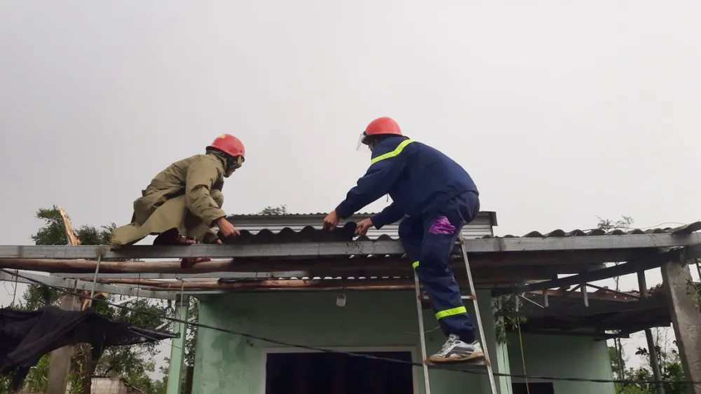Công an Thừa Thiên - Huế giúp người dân lợp lại mái nhà bị bão số 4 đánh bay
