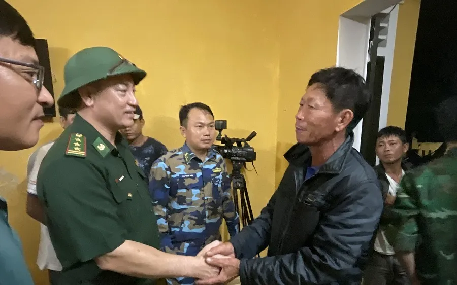 Thượng tá Hoàng Minh Hùng, Phó Chỉ huy trưởng, Tham mưu trưởng Bộ đội Biên phòng Thừa Thiên - Huế thăm sức khỏe, động viên ngư dân Mai Văn Thuần.