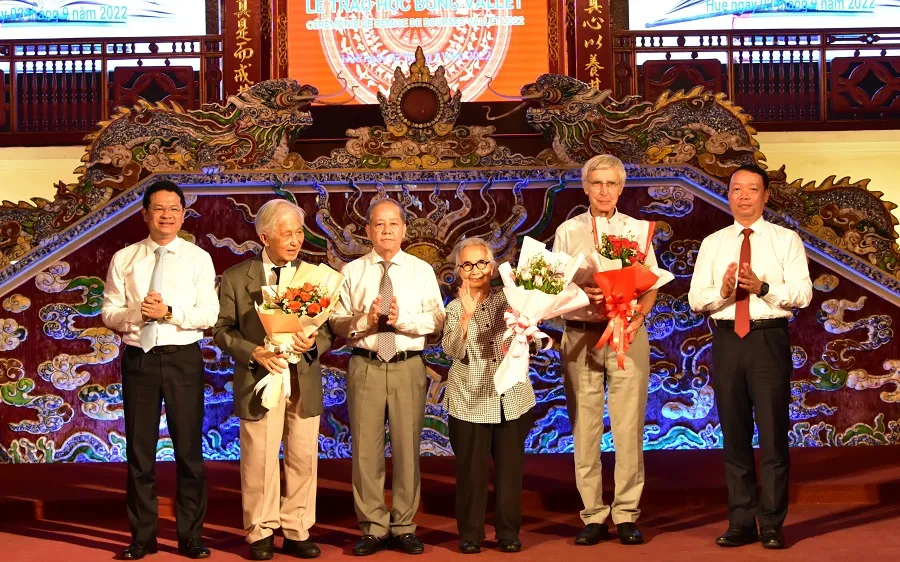 Lãnh đạo tỉnh Thừa Thiên – Huế tặng hoa chúc mừng Giáo sư Trần Thanh Vân tại Lễ trao học bổng Vallet cho các học sinh, sinh viên tại Huế năm 2022