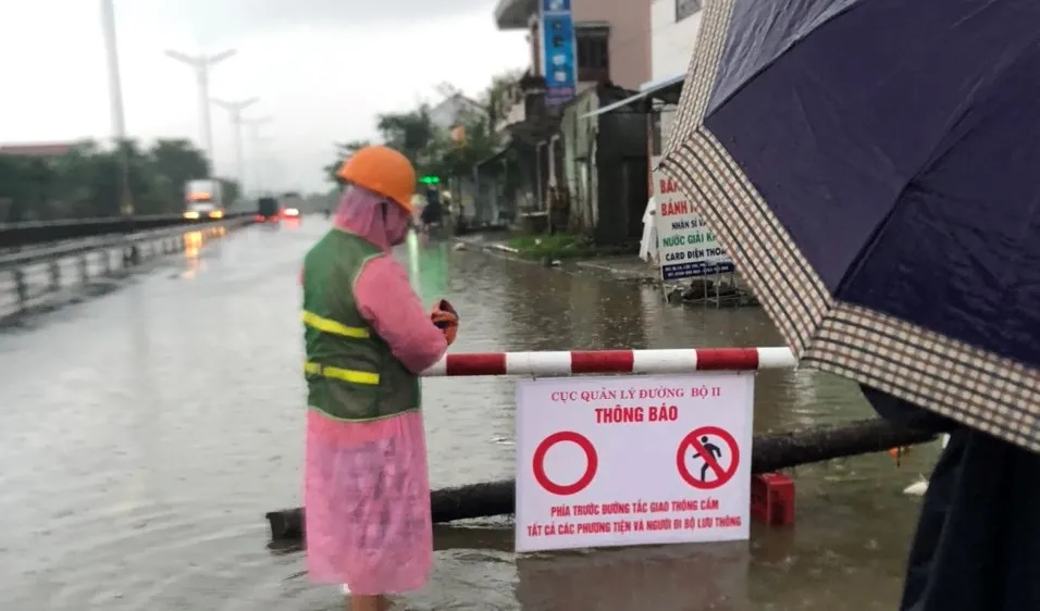 QL 1A đoạn qua địa bàn xã Lộc Trì, huyện Phú Lộc, tỉnh Thừa Thiên - Huế bị ngập gây khó khăn cho người và phương tiện tham gia giao thông. ​