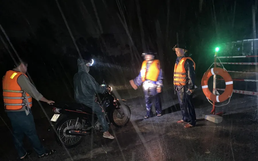 Dân quân kịp thời hướng dẫn người dân không đi vào khu vực nguy hiểm