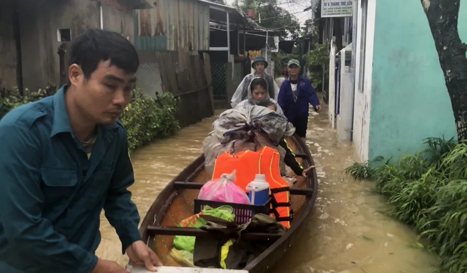 Hỗ trợ thai phụ chuyển dạ thành công trong ngày mưa lũ