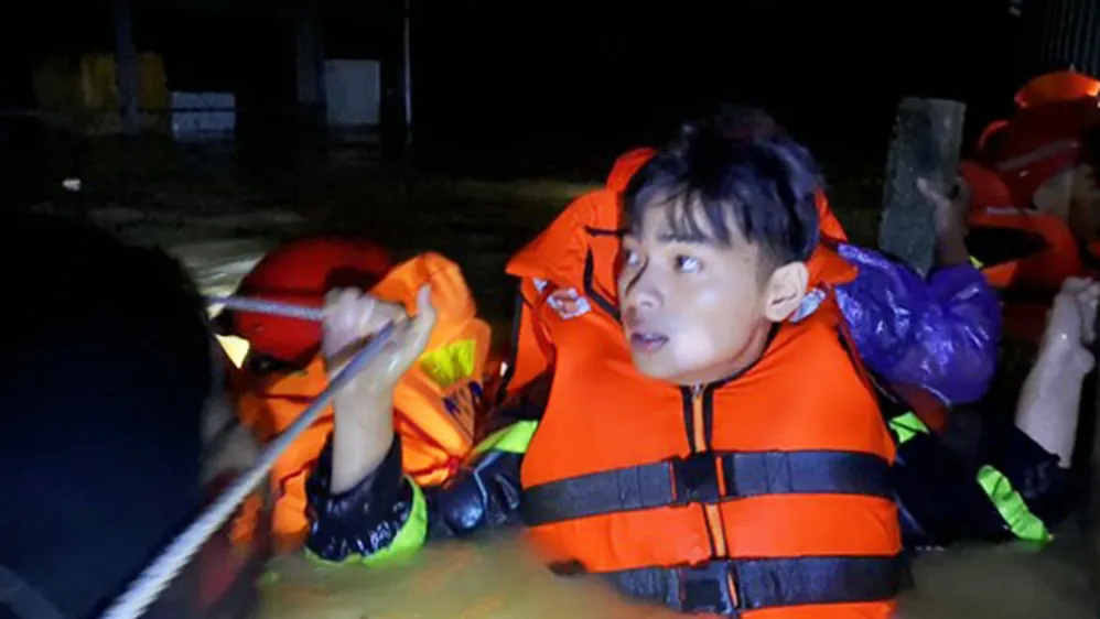Công an Thừa Thiên - Huế đu dây tiếp cận xóm Gióng ngập sâu để đưa người dân đi tránh lũ dữ ​