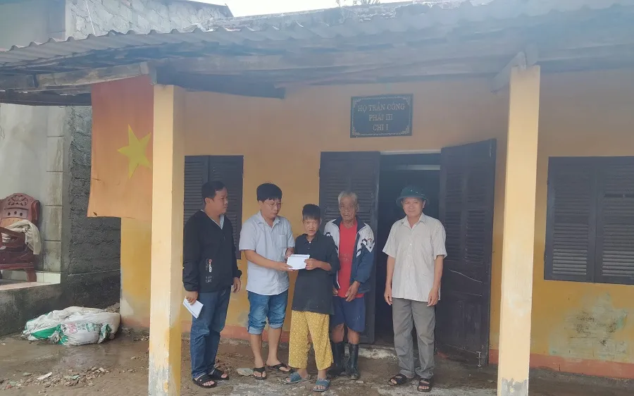 PV Báo SGGP thường trú tại Thừa Thiên – Huế trao tiền hỗ trợ gia đình chị Trần Thị Nhi là hộ gia đình khó khăn ở xóm Gióng, phường An Tây, TP Huế vừa đi tránh lũ trở về ngôi nhà bị ngập sâu trong lũ đêm 14-10. ​